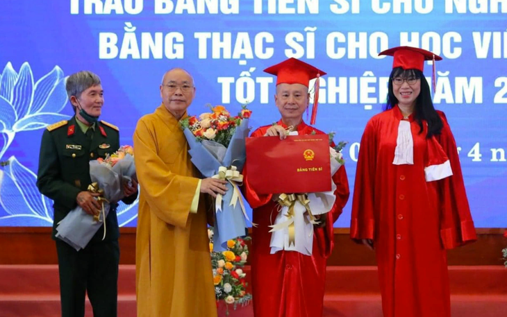 Trước khi học văn bằng (năm 2017) và trở thành nghiên cứu sinh (năm 2019) tại Trường đại học Luật Hà Nội, ông Vương Tấn Việt từng tốt nghiệp đại học ngành tiếng Anh năm 2001 tại Trường đại học Ngoại ngữ Hà Nội (nay là Trường đại học Hà Nội). Trong ảnh: ông Vương Tấn Việt (thứ 2 từ phải sang) nhận bằng tiến sĩ luật vào tháng 4-2022 - Ảnh: Cổng TTĐT Giáo hội Phật giáo Việt Nam