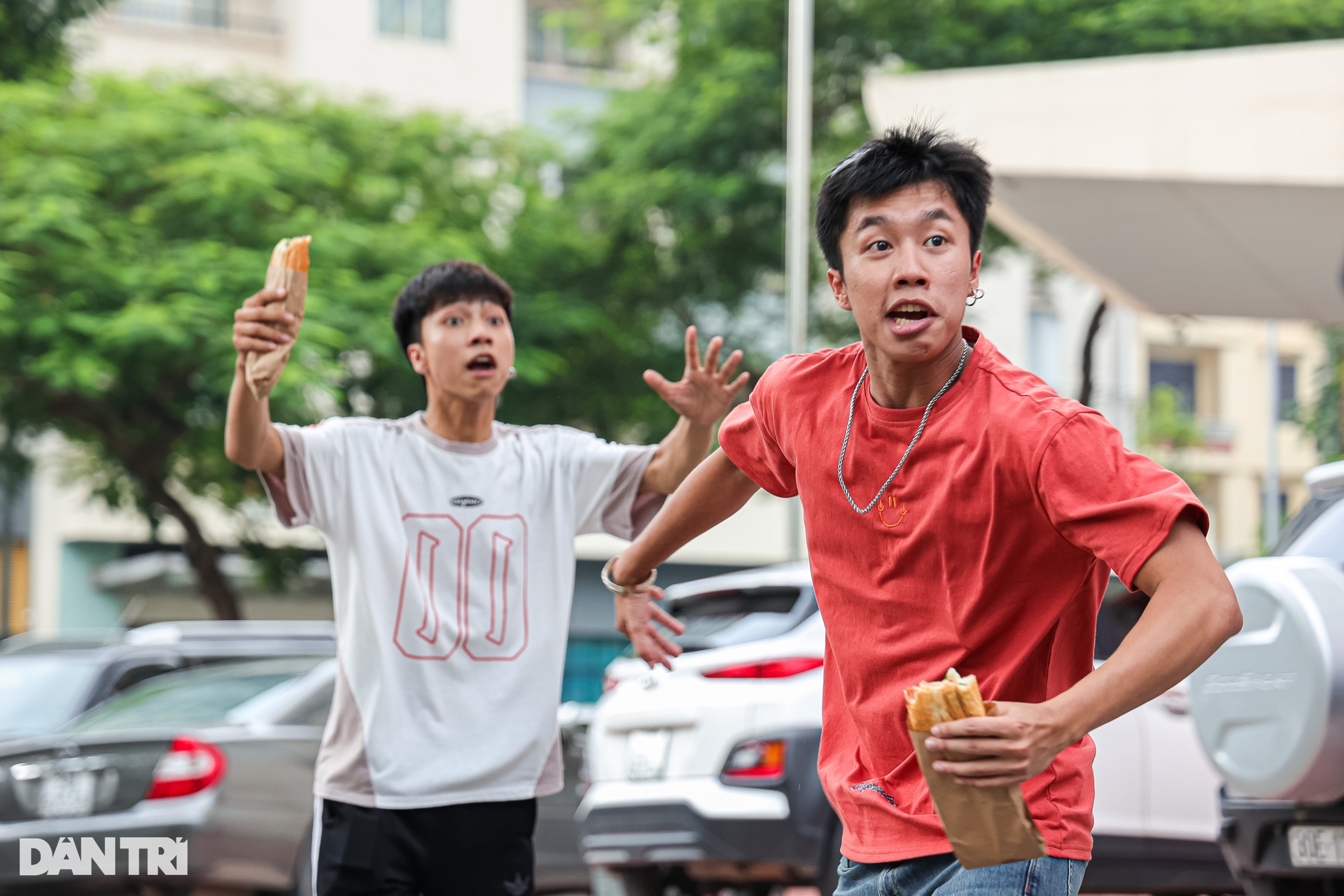 Con trai Vân Dung vào vai cậu ấm Chải: Ăn cơm hộp, chạy mưa ở trường quay - 11